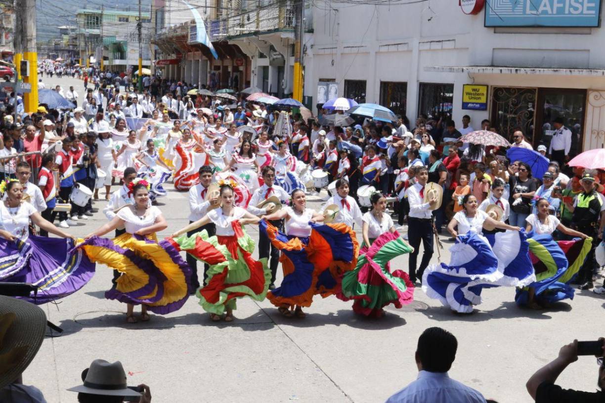 El cuadro de danza de la escuela Discovery de El Progreso, Yoro.