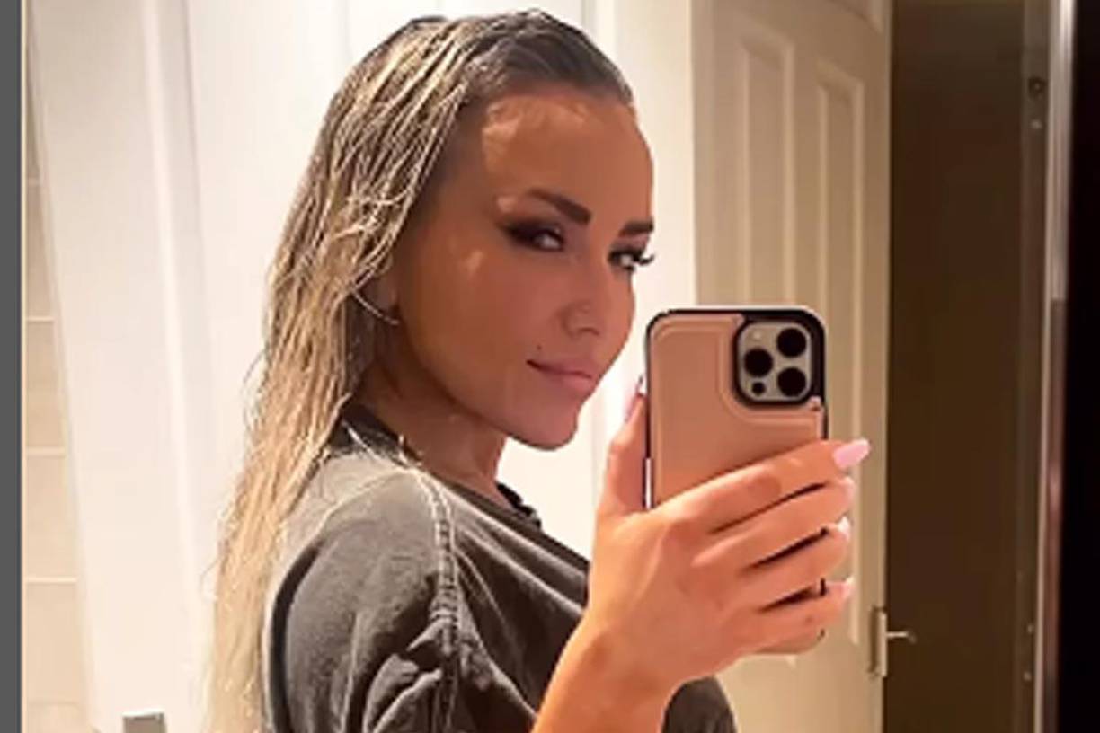 Louise Roberts era profesora de matemáticas en una escuela secundaria hasta 2020, y dedicó 13 años de su vida a la profesión. Ahora está haciendo fortuna como modelo erótica.