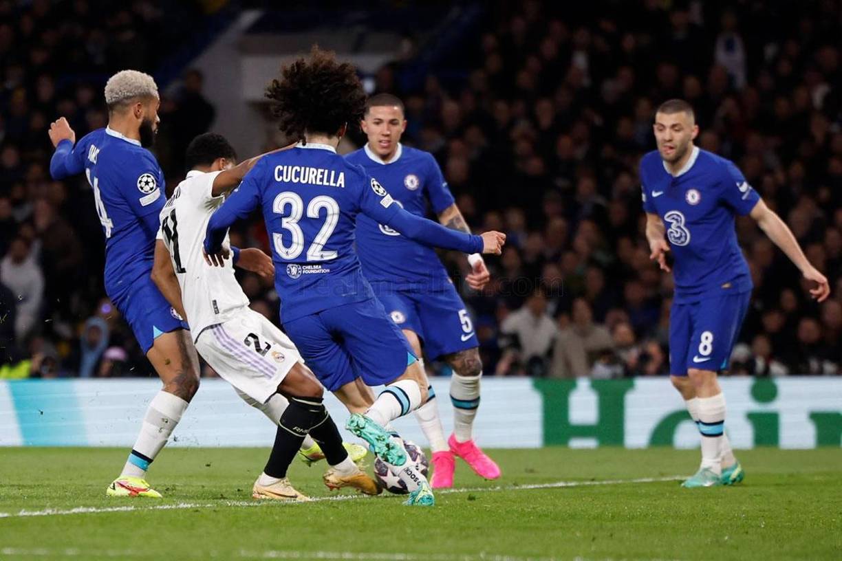 Entre cuatro jugadores del Chelsea sacó el disparo Rodrygo Goes para el 0-1.