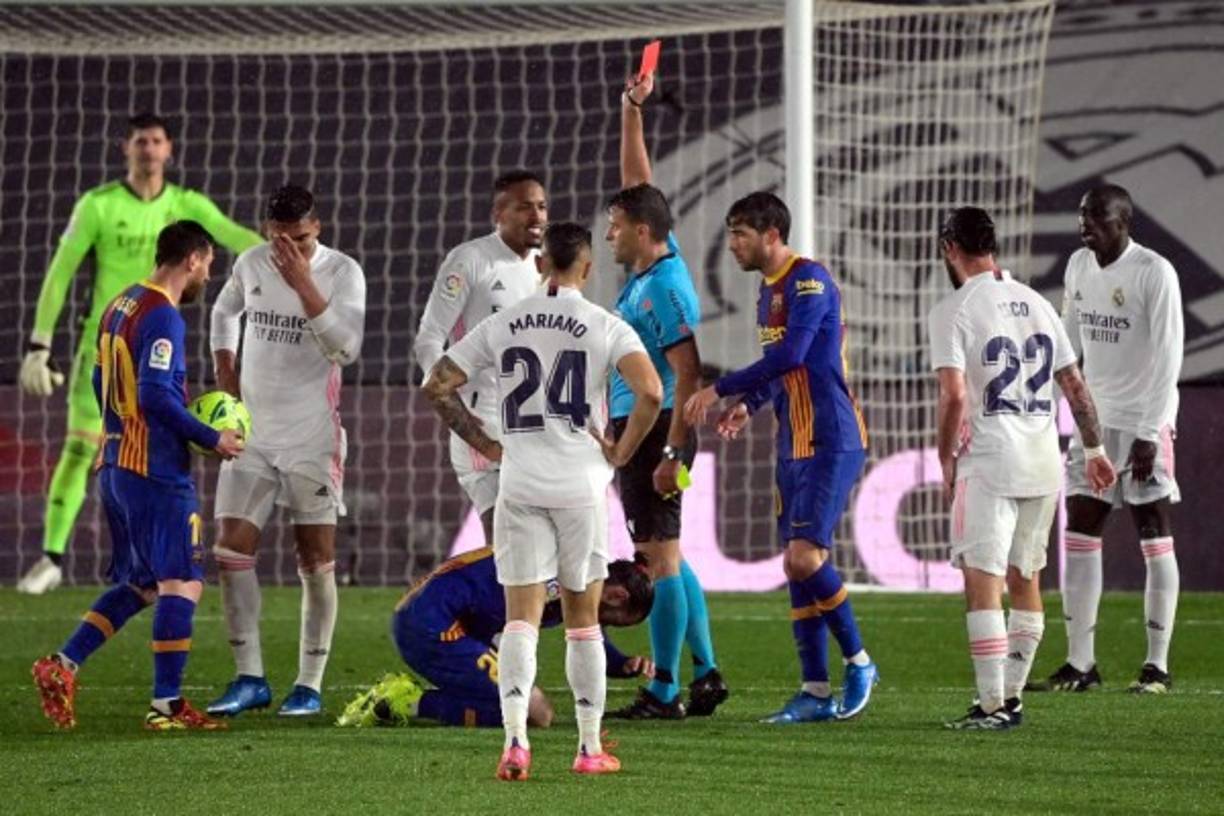 El árbitro Jesús Gil Manzano expulsó a Casemiro en el último tramo del clásico tras ver la segunda tarjeta amarilla.