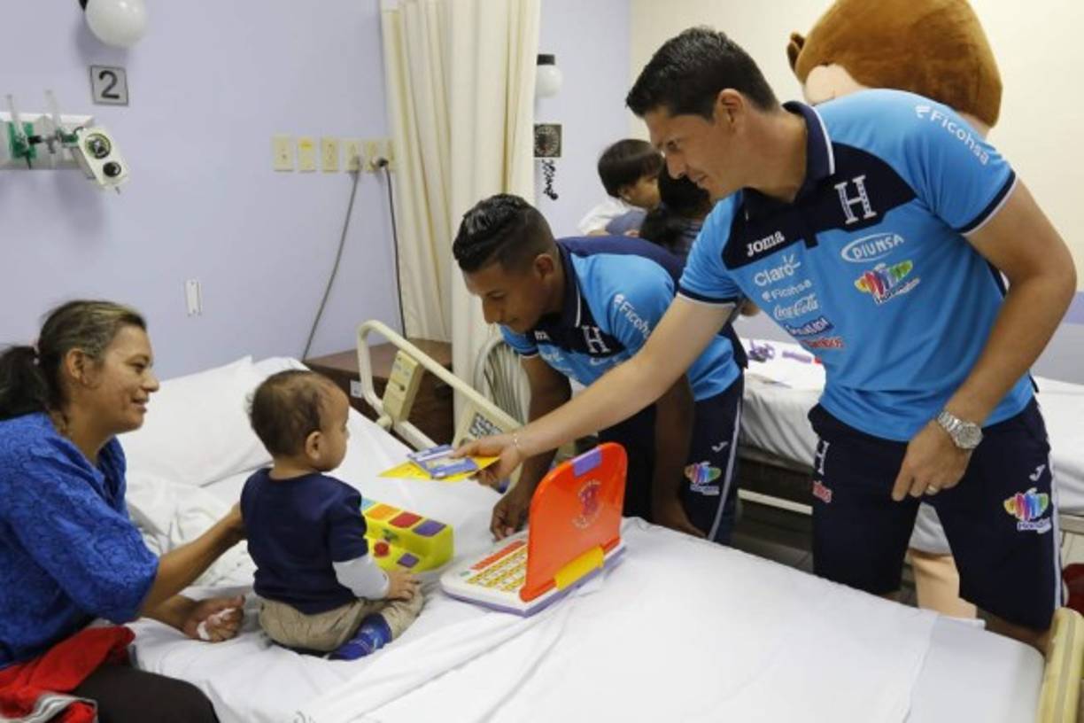 Niños de todas las edades que se encontraban en las camas donde sufren quemaduras, otros con malformaciones, tuvieron un momento de felicidad en medio del dolor gracias a la alegría de los jugadores.