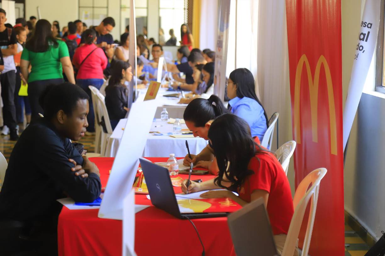 La organización Arch Latam, Usaid a través de su programa Creando Mi Futuro Aquí y la alcaldía sampedrana realizaron una feria de empleo este martes 11 de junio en San Pedro Sula.