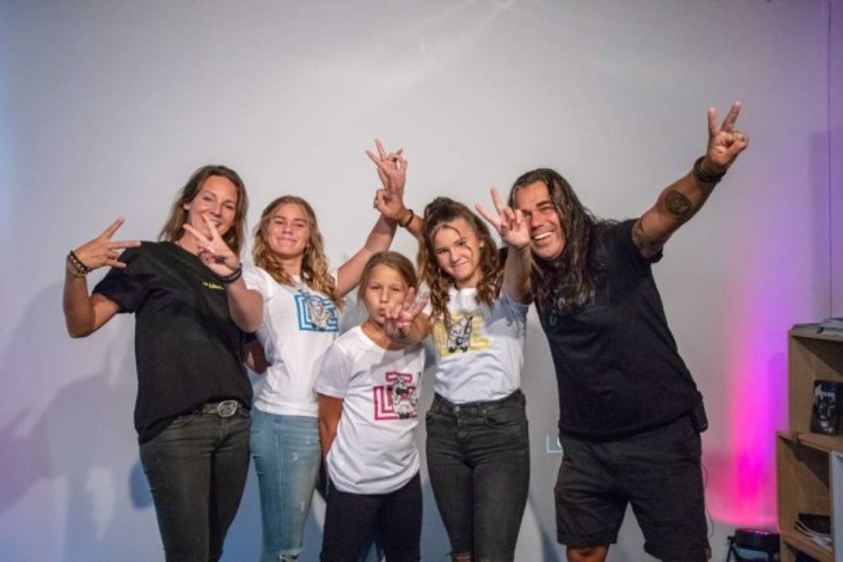 El bitcoin permite que el cliente conecte su cartera a internet, lo que le permite guardar y manejar relativamente fácil sus fondos. Sus divisas están guardadas en internet.