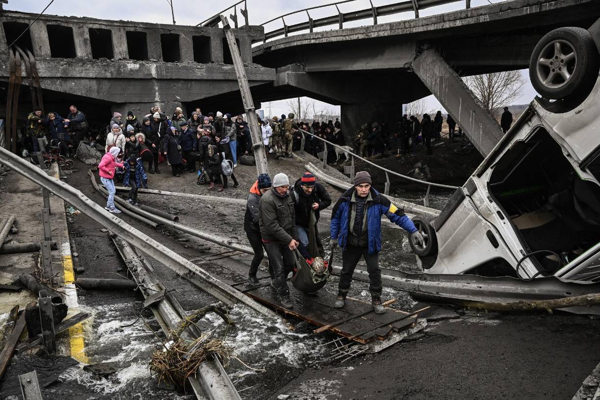 “Había cuerpos por todas partes. Esperaban para entrar en la farmacia aquí, y están todos muertos”, contó a AFP un hombre que pidió ser identificado solo por su nombre, Serguéi, en medio del estruendo de las sirenas de alerta.