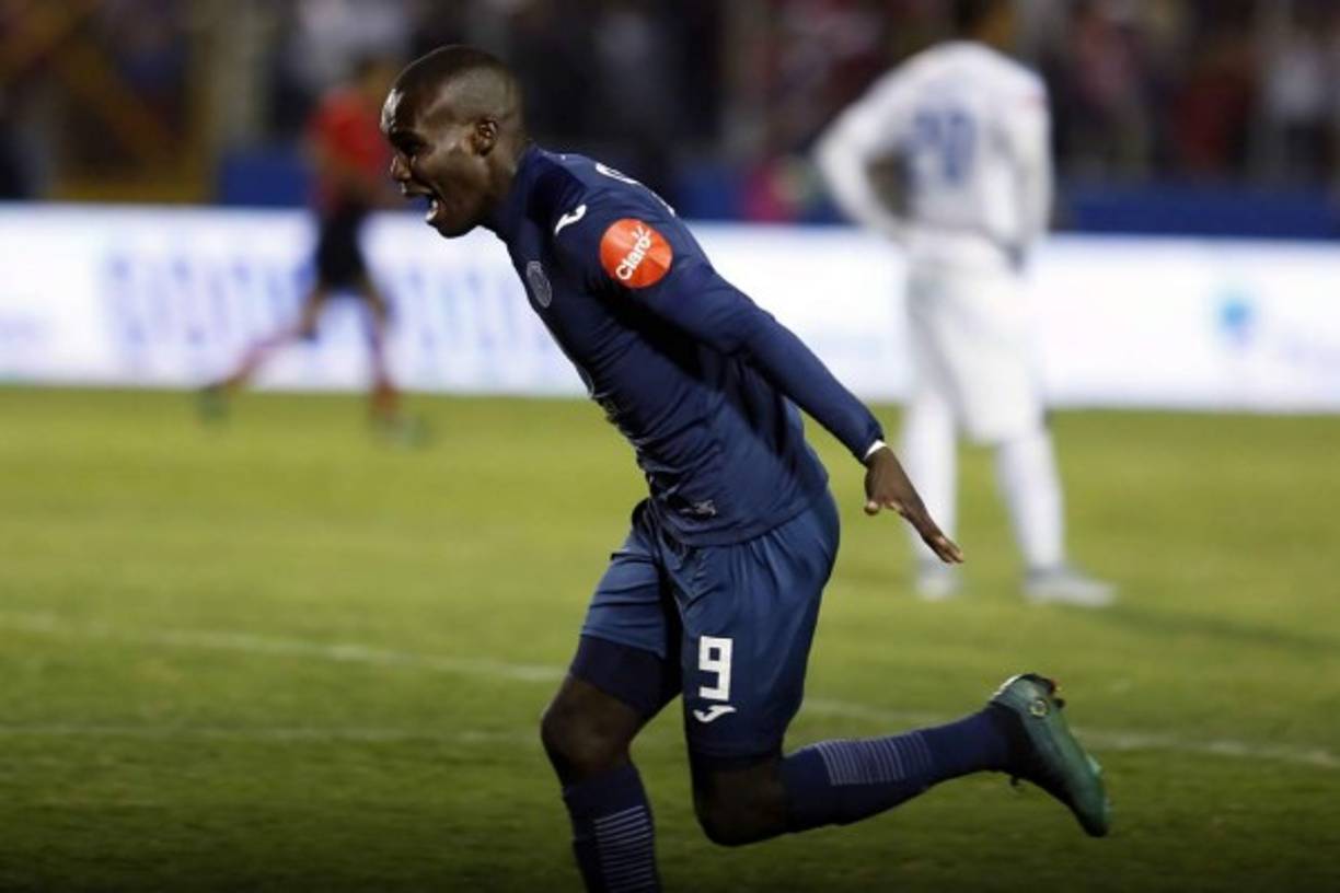 Rubilio Castillo empezó a correr y llorar al final tras terminar el partido.
