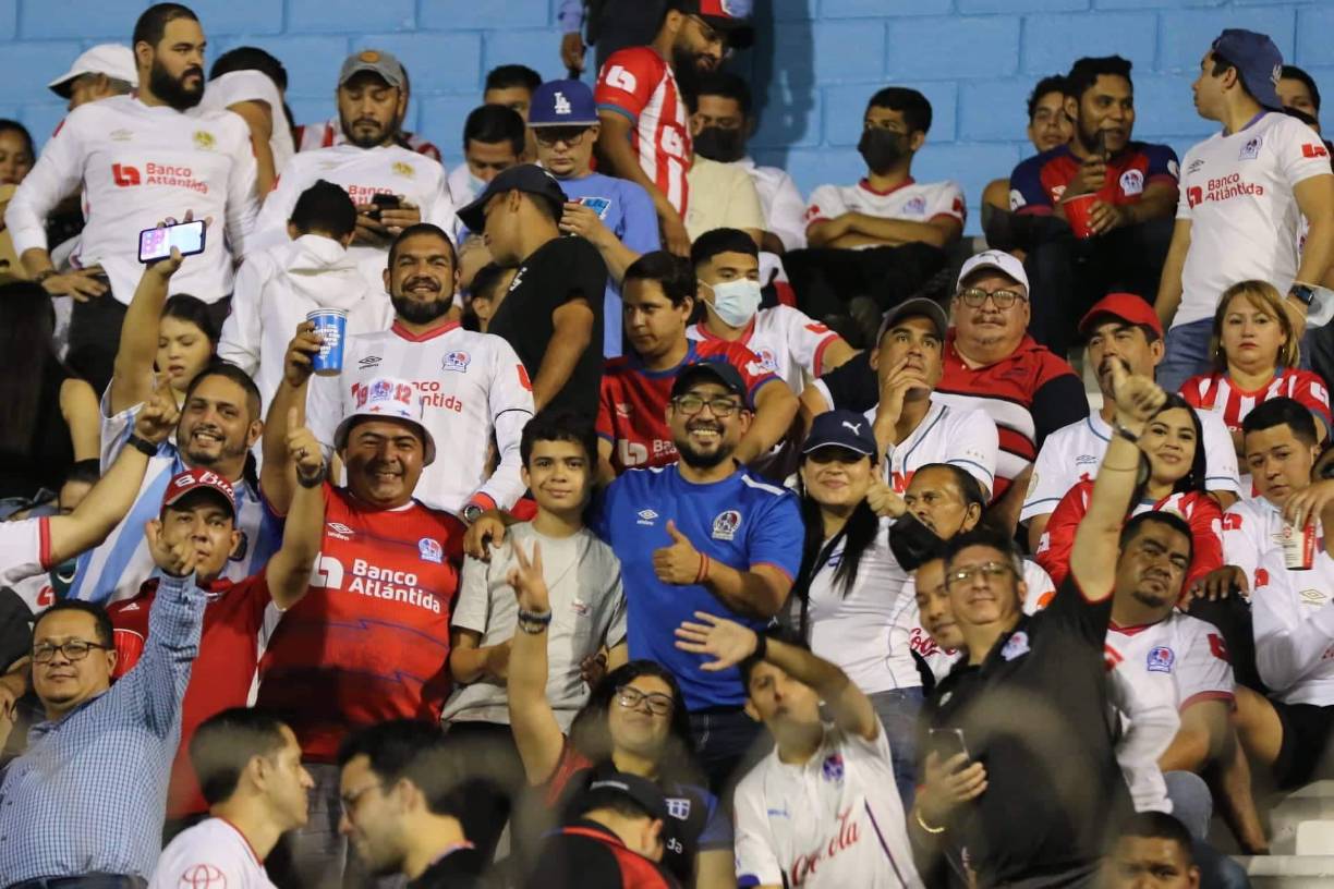 Bellas chicas y la Ultra Fiel: el ambientazo en la semifinal de vuelta Olimpia-Motagua en el Nacional