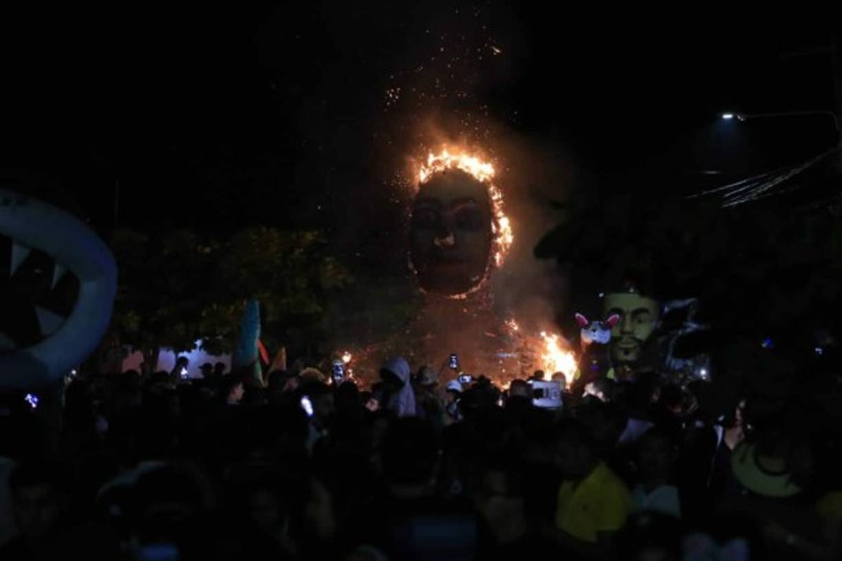 Las esculturas, mejor conocidas como chimeneas, según los organizadores, fueron vistas ayer, previo a ser quemadas, por al menos 60,000 personas de Honduras, El Salvador, Guatemala, Italia y Holanda.<br/>