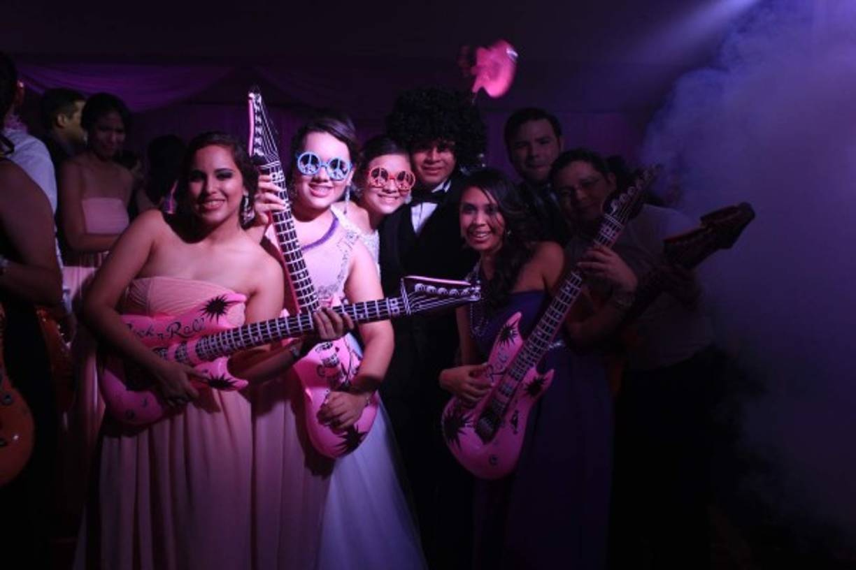 Los amigos de los novios “rockearon” a la medianoche con un remix de temas de siempre.