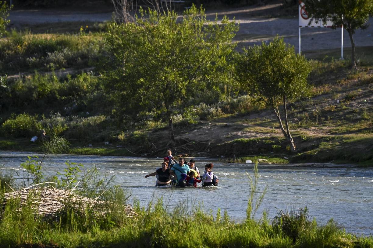 Cuando llegan al lado estadounidense, gritan de alegría antes de entregarse a la Patrulla Fronteriza. 