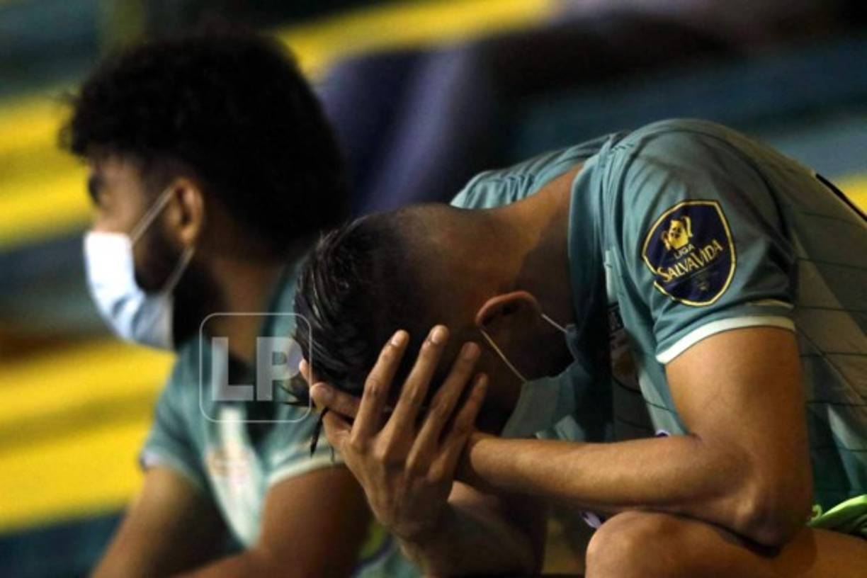 Desgarradoras imágenes de los jugadores del Real de Minas por el descenso.