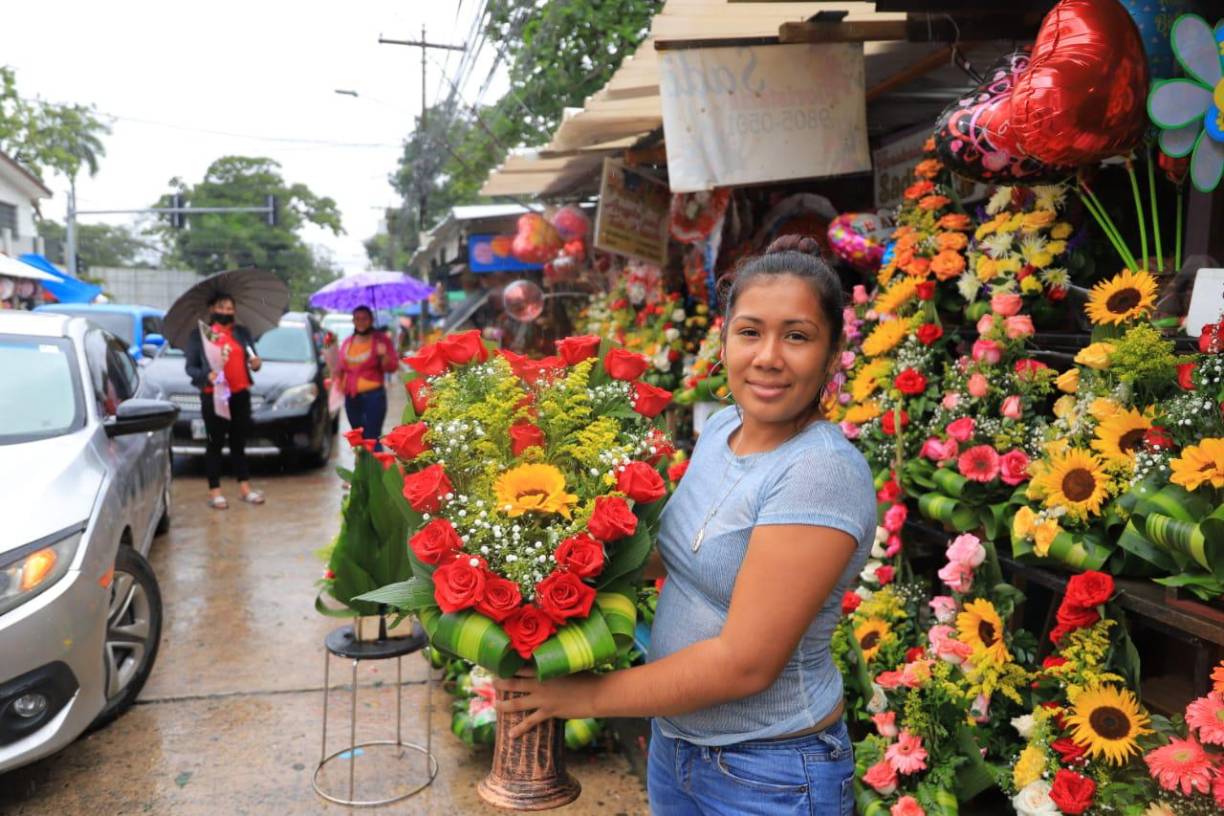A pesar de las constantes lluvias, los sampedranos acudieron a los vendedores de florales del barrio Guamilito. 