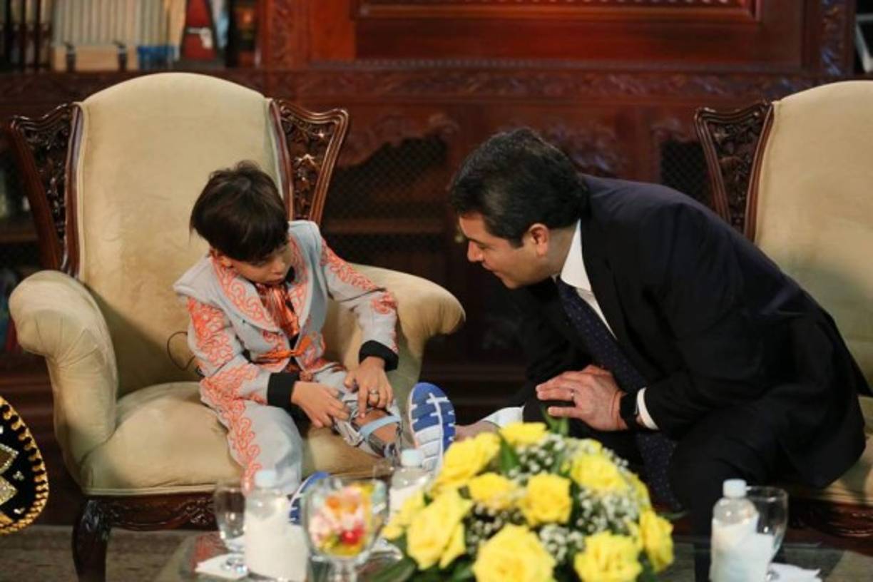 Marlon le muestra al Presidente sus piernas tras la operación.