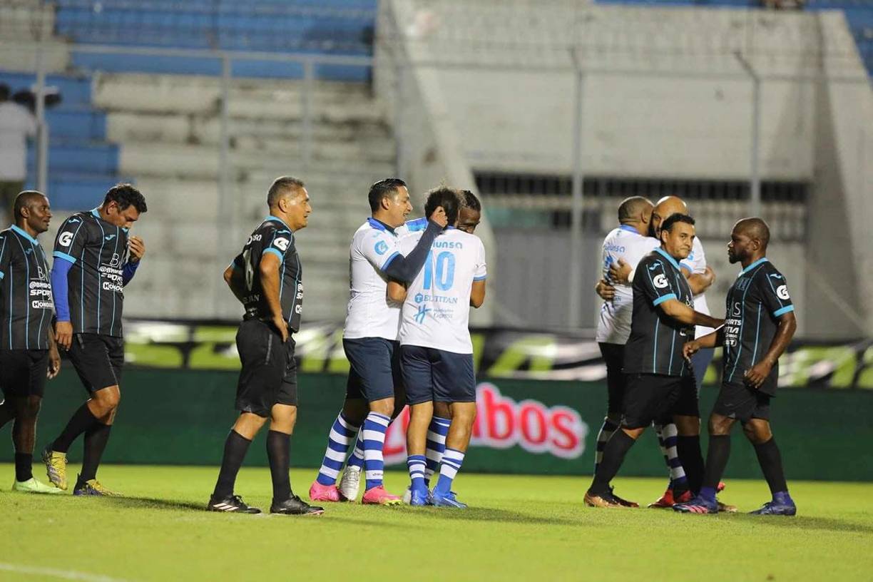 Emilio Izaguirre festejó con ‘Rambo’ de León mientras lo sujetaba del pelo.