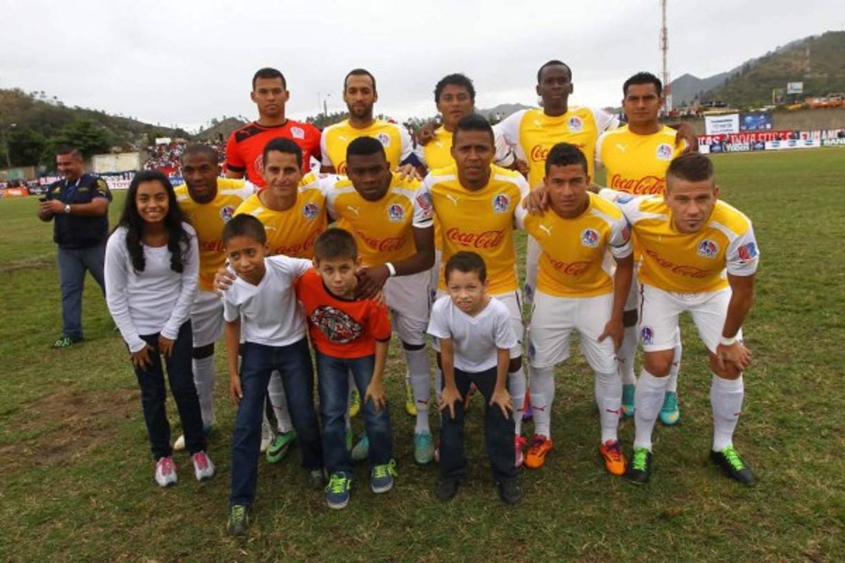 Real Madrid's French forward Karim Benzema (2L) is congratulated by teammates after scoring a goal during the Spanish King's Cup (Copa del Rey) football match between UD Melilla and Real Madrid CF at the Alvarez Claro municipal stadium in the autonomous city of Melilla on October 31, 2018. (Photo by JORGE GUERRERO / AFP)