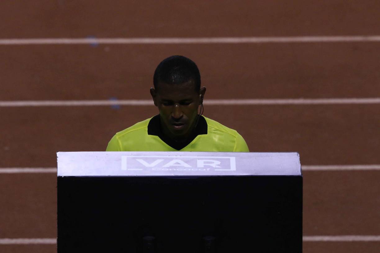 En Costa Rica y Guatemala ya se comenzó a utilizar el VAR. Desembolsarán LPS. 2,457,235 anualmente por el VAR Light, pues el VAR tradicional redonda los 11.3 millones de lempiras, que son $462 mil dólares, de acuerdo con ESPN, contando solo la parte regular de un campeonato.