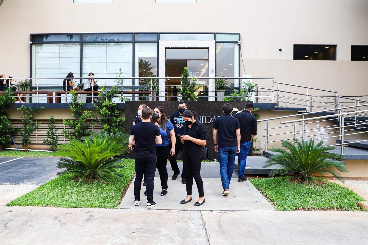 Familiares de Vita asistieron ayer al velorio de la influencer, mientras se espera que miles de personas acompañen sus restos en caravana hacia el cementerio.