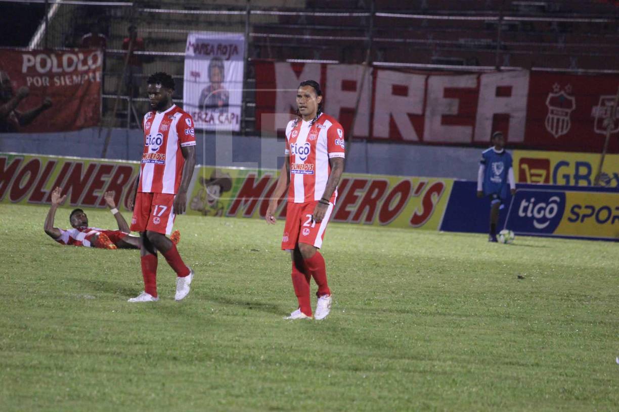 En las redes sociales un sector de la afición del Vida ha cuestionado al DT Fernando Mira por darle solo tres minutos al mexicano Carlos Peña.