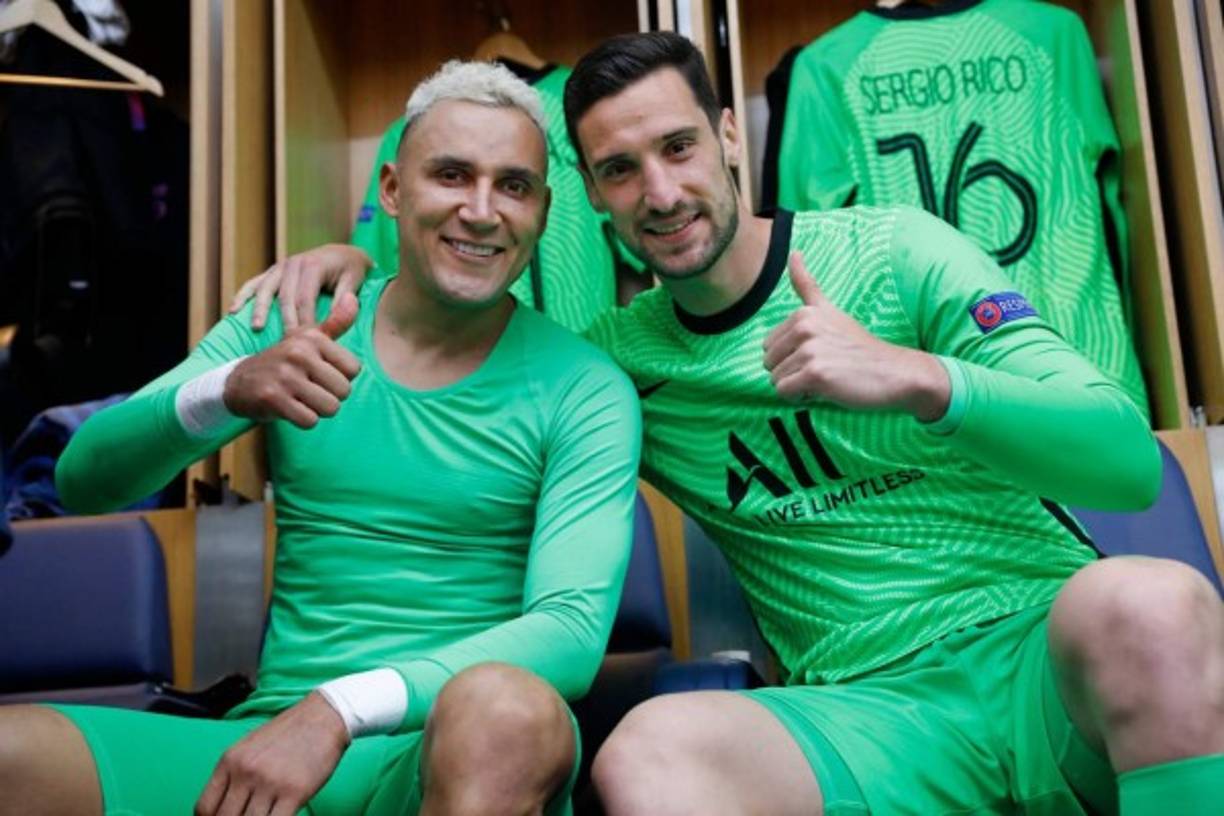Keylor Navas junto al portero español Sergio Rico, su supllente en el PSG.