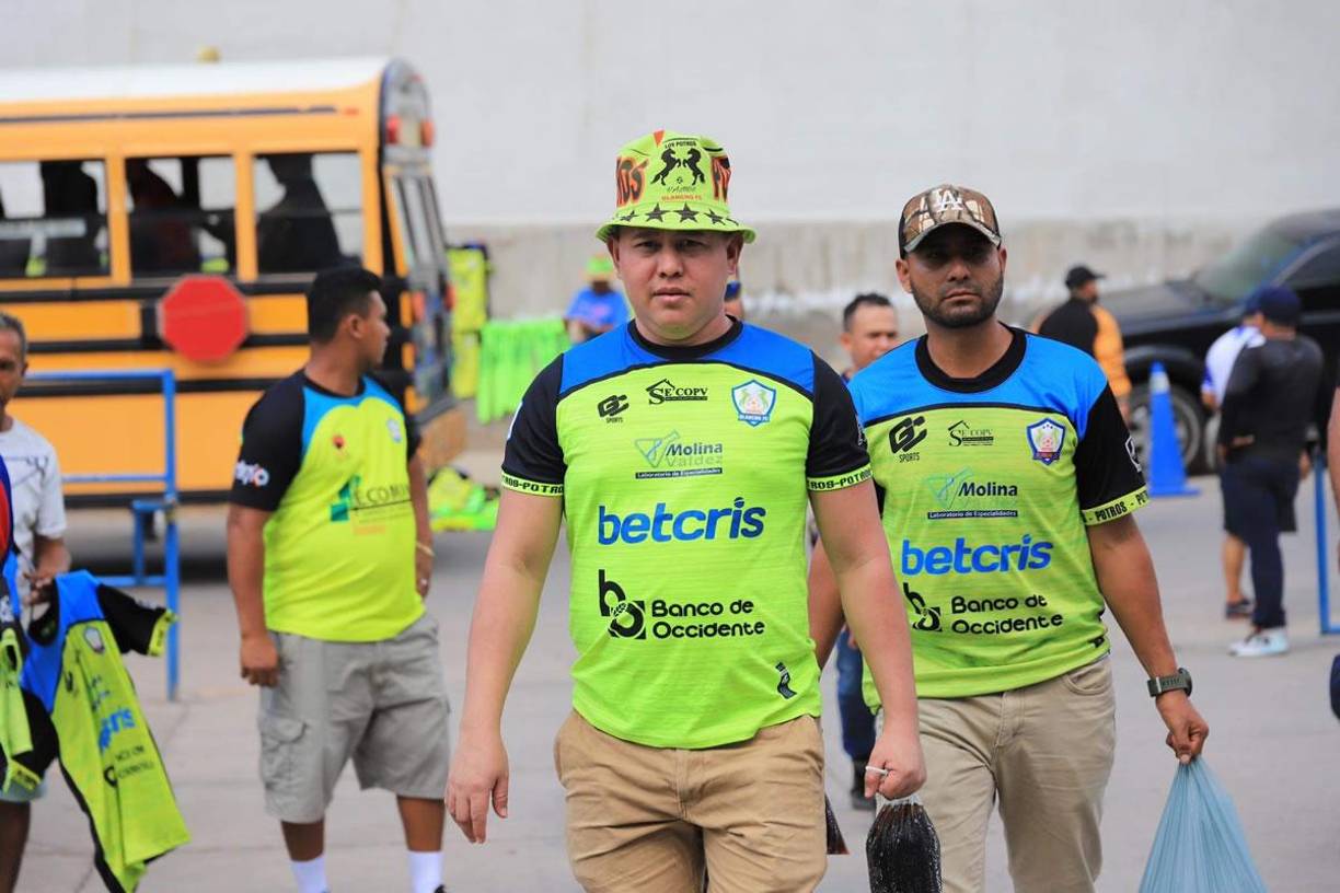 Ambiente del Olancho-Real España: bella novia de jugador y presentadora