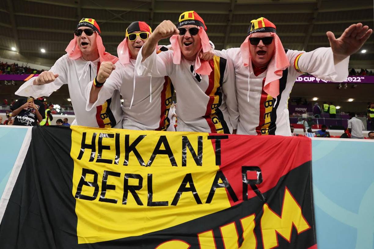 Los hinchas belgas alentaron sin parar a su selección en el estadio Ahmad Bin Ali en Rayán.