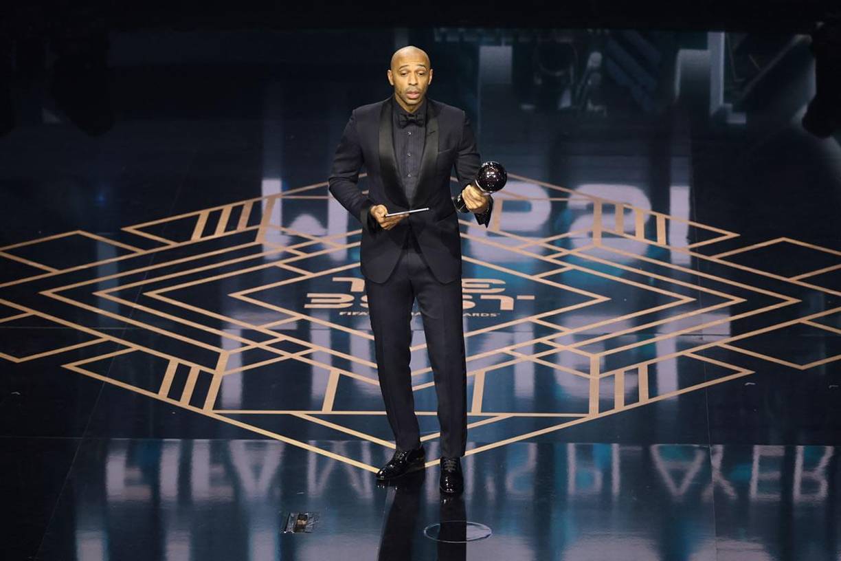 La imagen fue atípica, ninguno de los tres nominados presentes y Thierry Henry fue quien recogió el premio de Messi. Otro momento incómodo el que se vivió en la ceremonia.