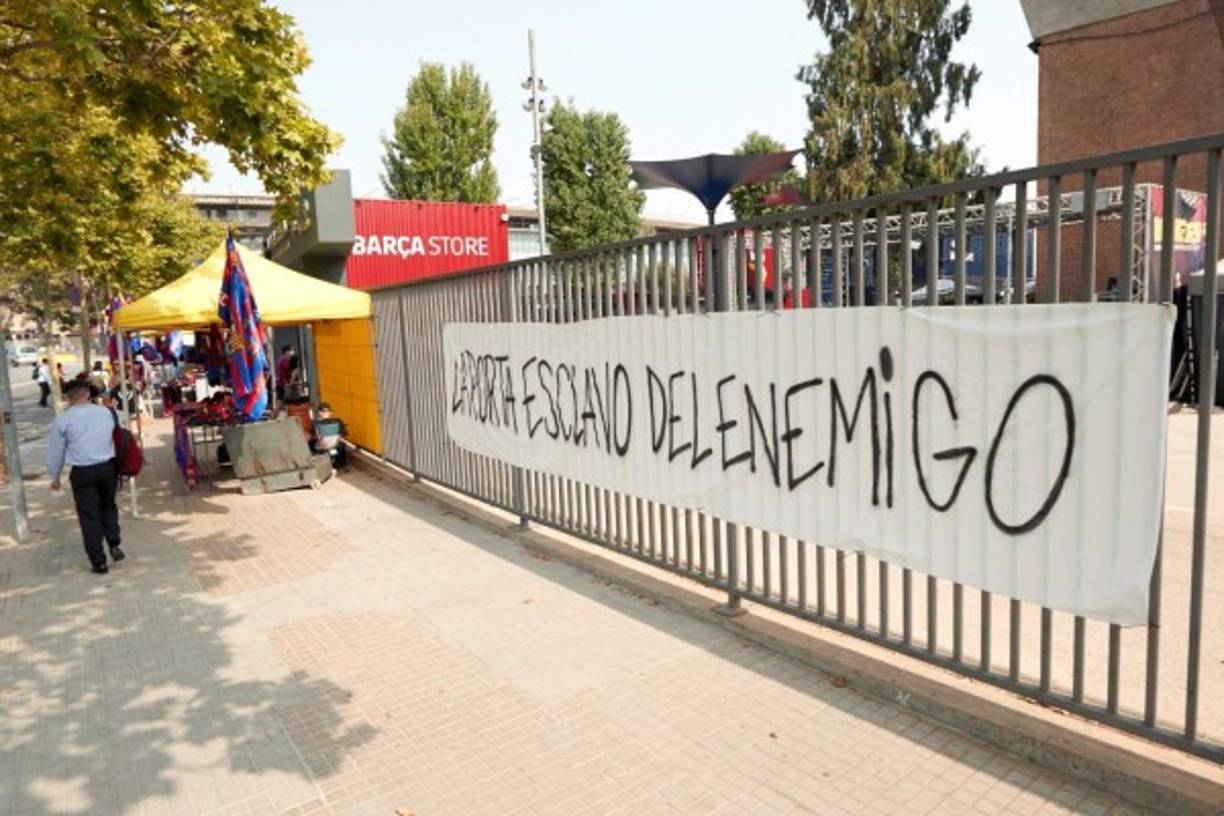 Pancarta es contra de Laporta se pudieron ver en las inmediaciones del Camp Nou.