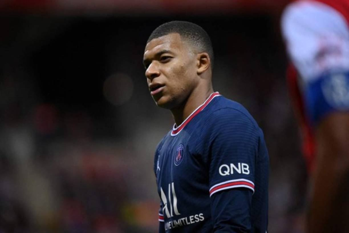 El Real Madrid se ha retirado de las negociaciones con el Paris Saint-Germain (PSG) por Kylian Mbappé, por el que el club español habría aumentado su oferta hasta los 200 millones de euros, una cantidad desmentida por el club parisino, informó el diario L'Equipe. Foto AFP.