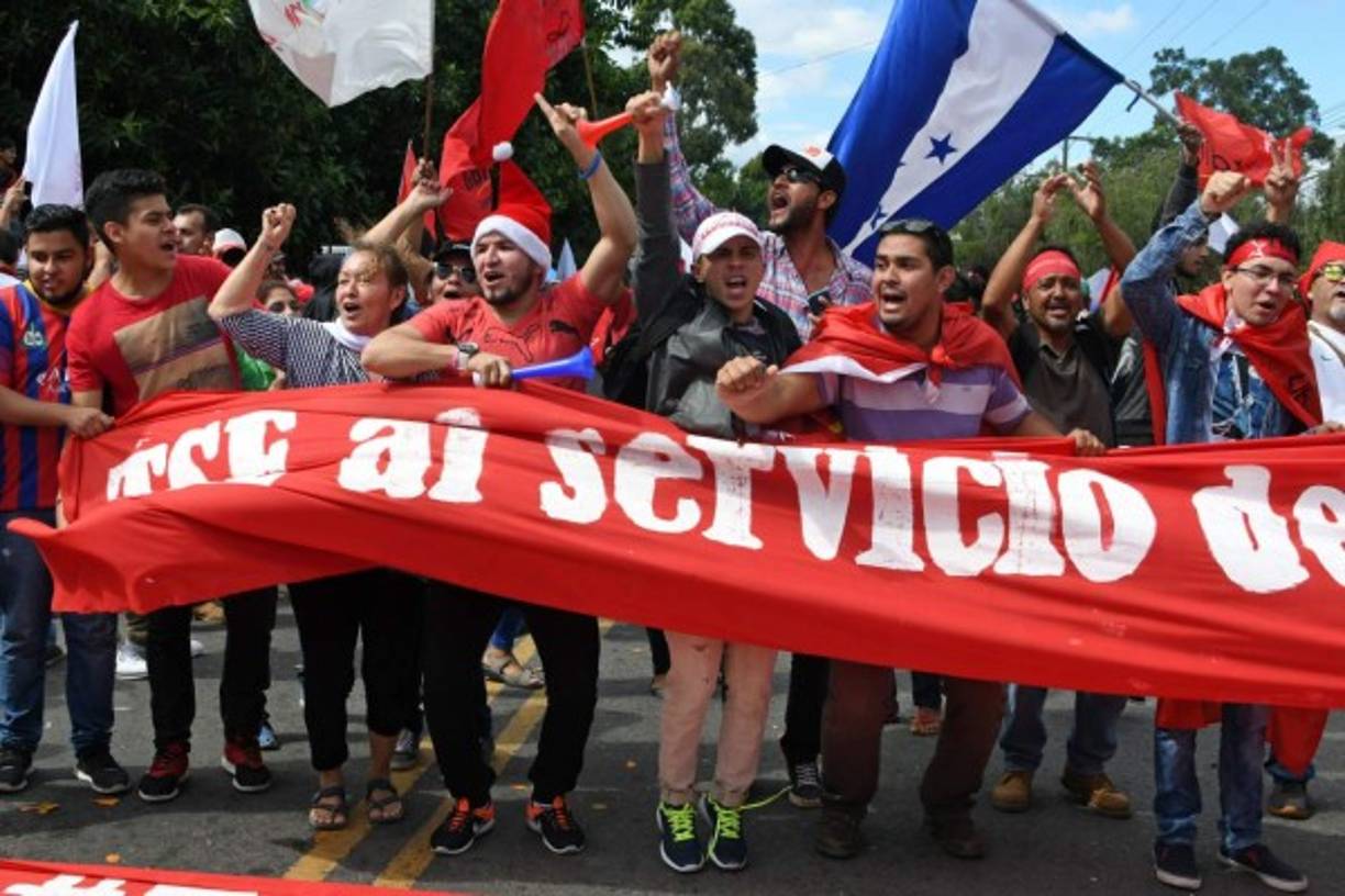 Decenas de simpatizantes de la Alianza de Oposición se manifestaron a favor de la Alianza de Oposición.