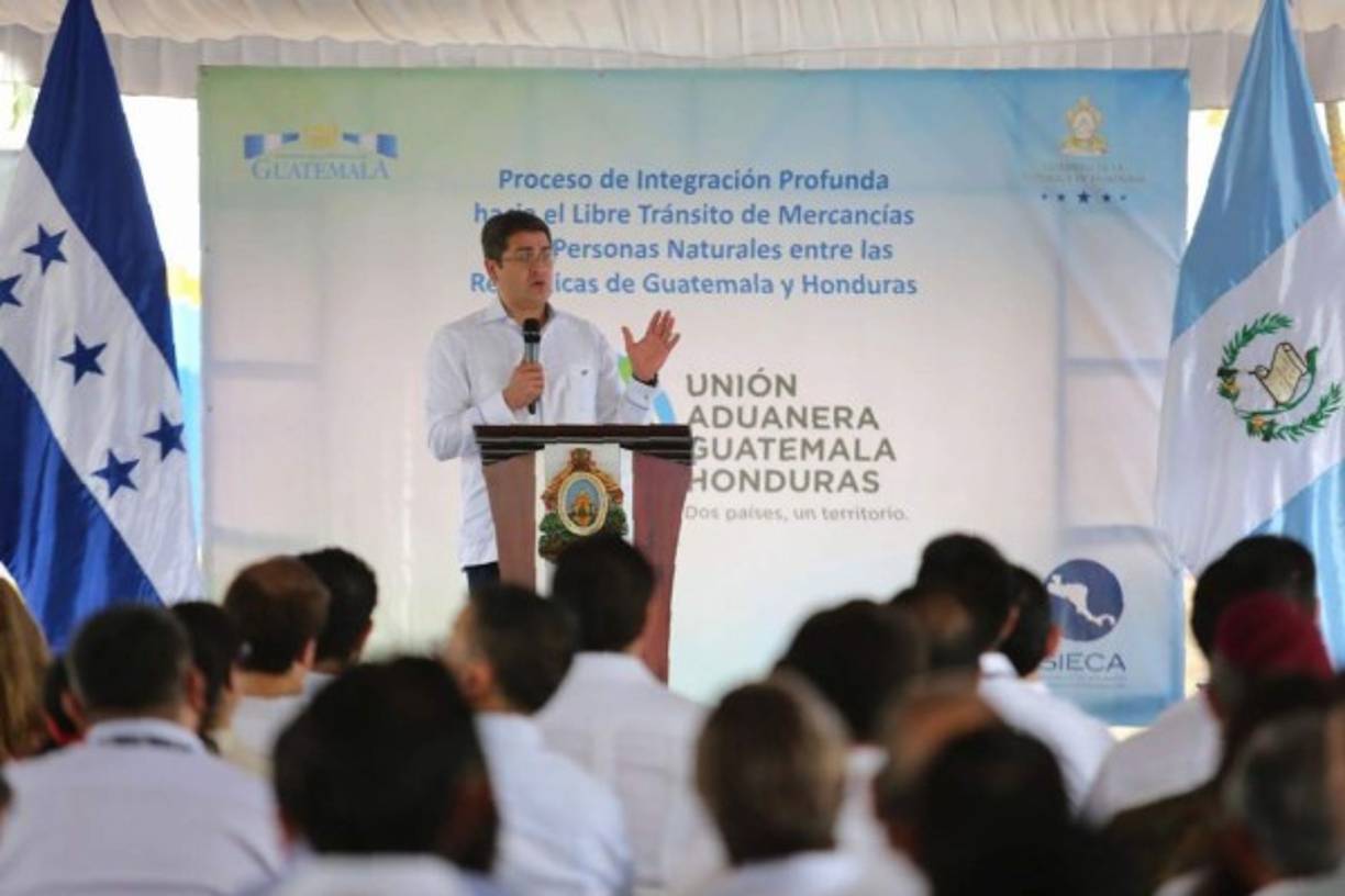 This handout picture released by Honduras' Presidency shows Honduras' President Juan Orlando Hernandez delivering a speech during the official launch of the binational customs process union in Corinto, Cortes department, Honduras, on June 26, 2017.<br/>Guatemala and Honduras are officially opening their borders for free circulation of goods, being the first Central American countries to accomplish the pursued aim of a customs union. / AFP PHOTO / Honduras' Presidency / HO / RESTRICTED TO EDITORIAL USE - MANDATORY CREDIT 'AFP PHOTO /Honduras' Presidency /HO ' - NO MARKETING - NO ADVERTISING CAMPAIGNS - DISTRIBUTED AS A SERVICE TO CLIENTS<br/><br/>