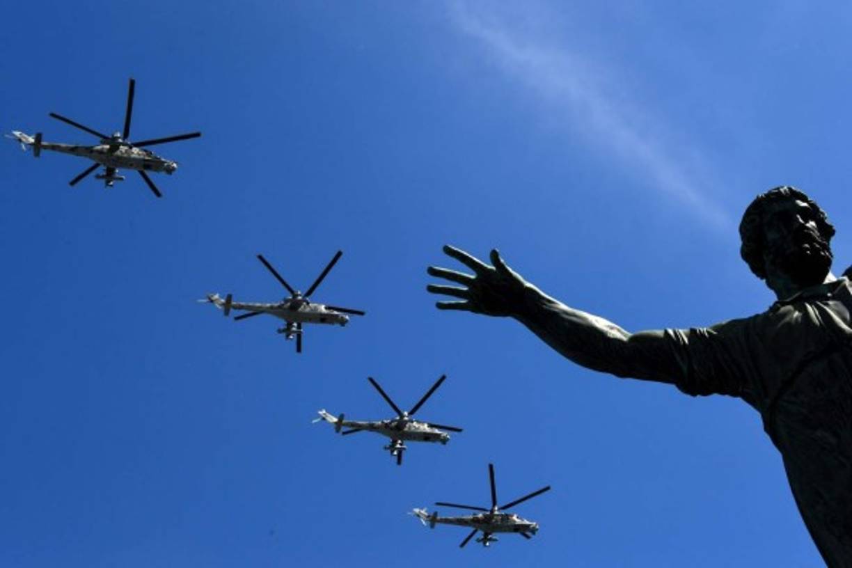 Los Mi-24 Hind, considerados de los mejores helicópteros de combate del mundo, sobrevolaron la plaza roja de Moscú.