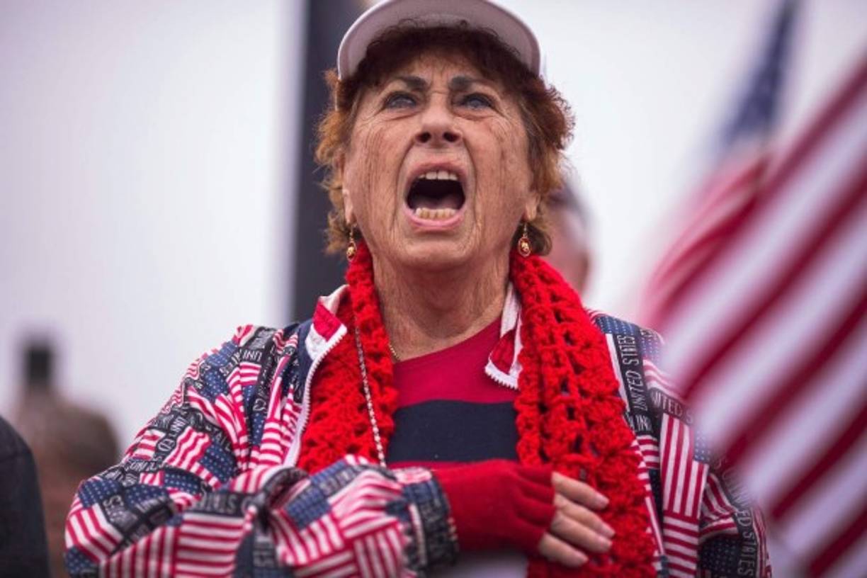 Seguidores de Trump también se manifestaron en la frontera respaldando la visita del magnate.