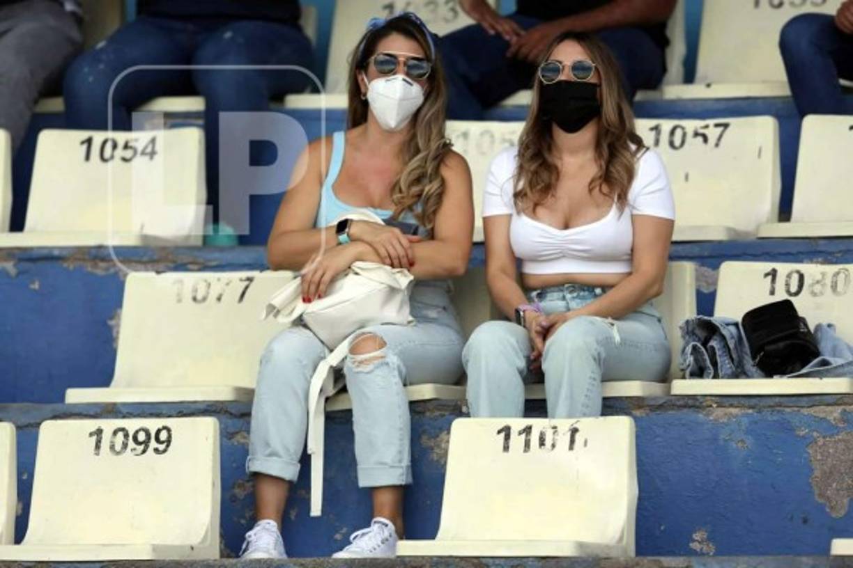 Dos bellas aficionadas en el sector silla del estadio Nacional observan el clásico.