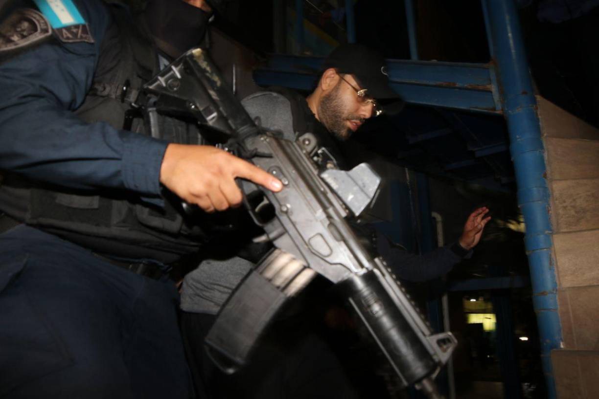 El estadounidense enfrenta una acusación por la muerte de las hondureñas Dionie Solórzano, expareja del acusado, con quien tuvo un hijo, Nikendra McCoy, y María Antonia Cruz, señaló el Tribunal Supremo, que precisó que la audiencia inicial se celebrará el próximo lunes.