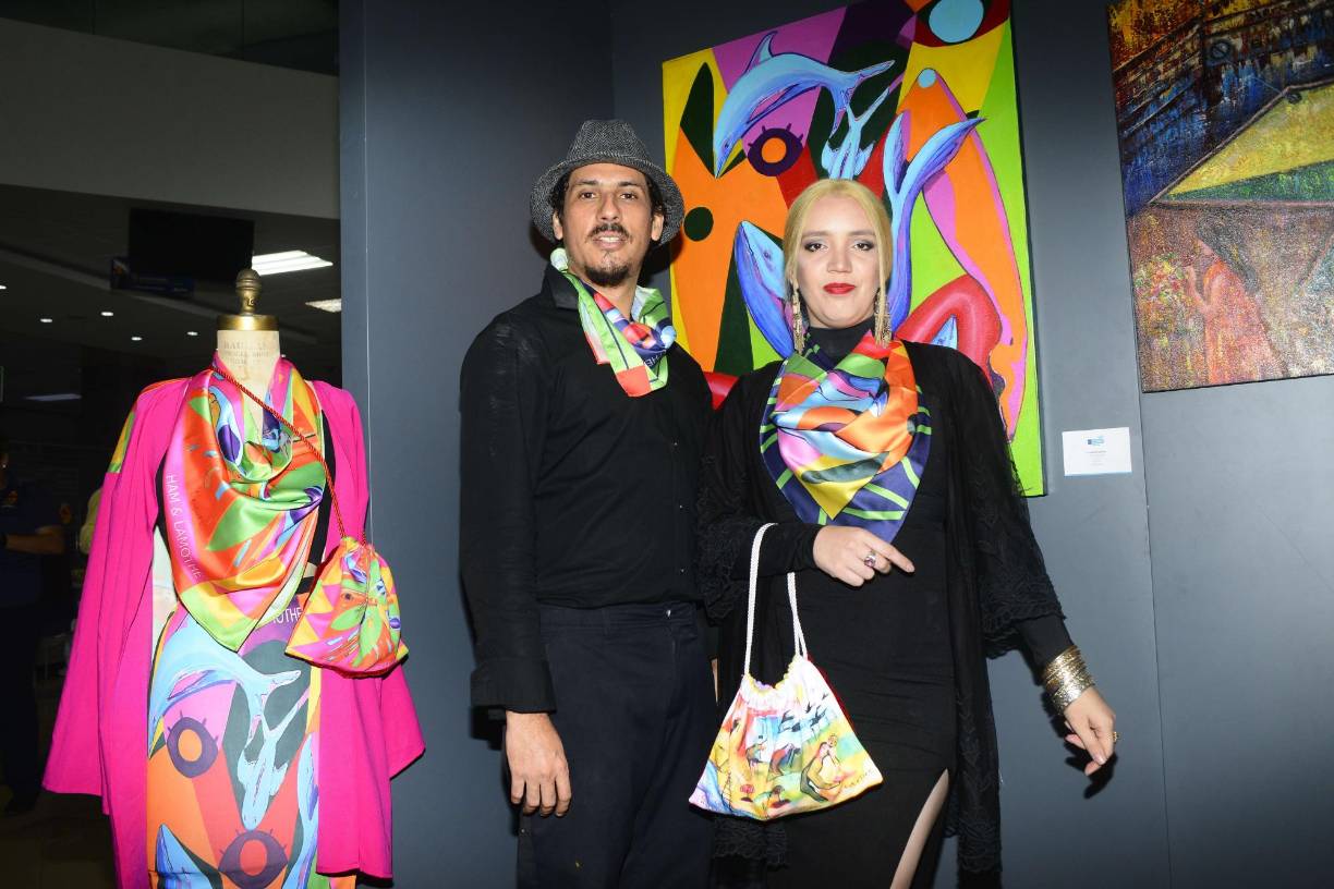 Carlos Lamothe y Mailyn Ham con sus creaciones