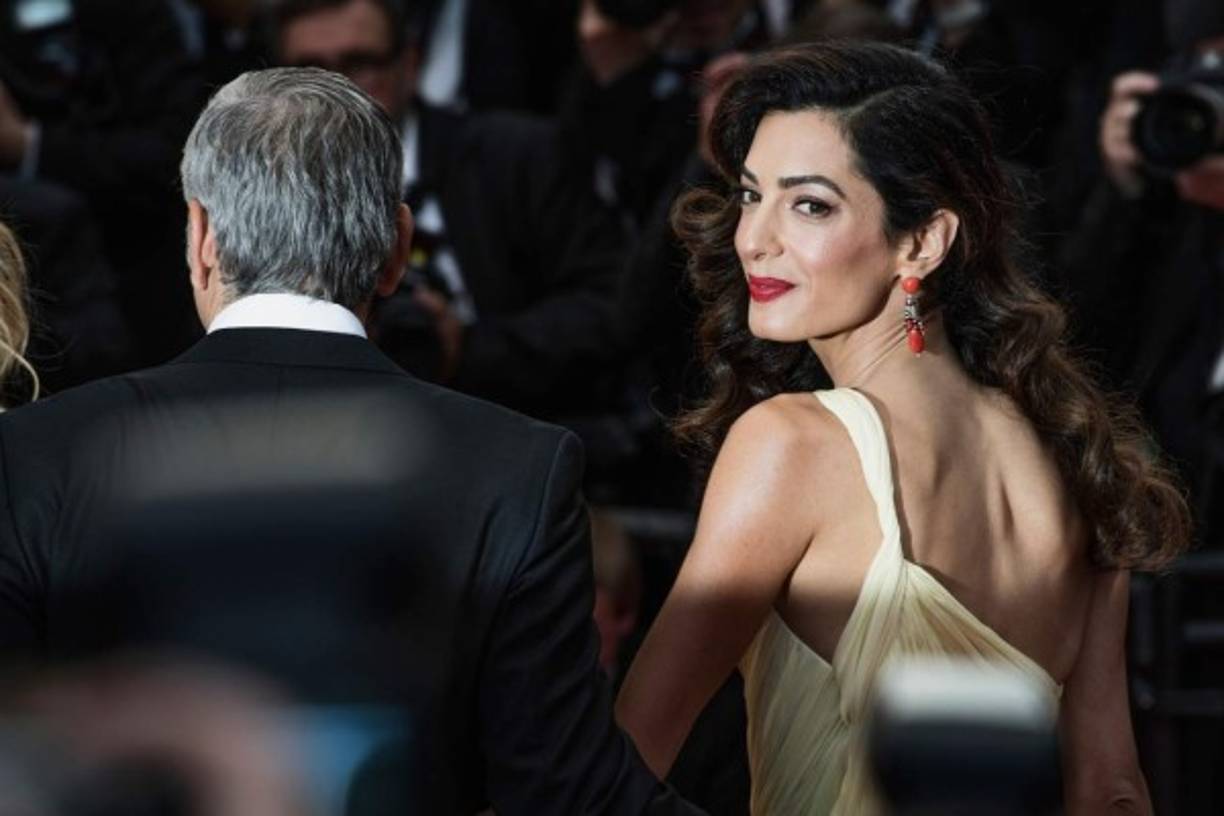 Sin embargo, a pesar de desfilar como lo hace toda una celeb con su Atelier Versace amarillo palo, no logró que su vestido la librara de un wardrobe malfunction.