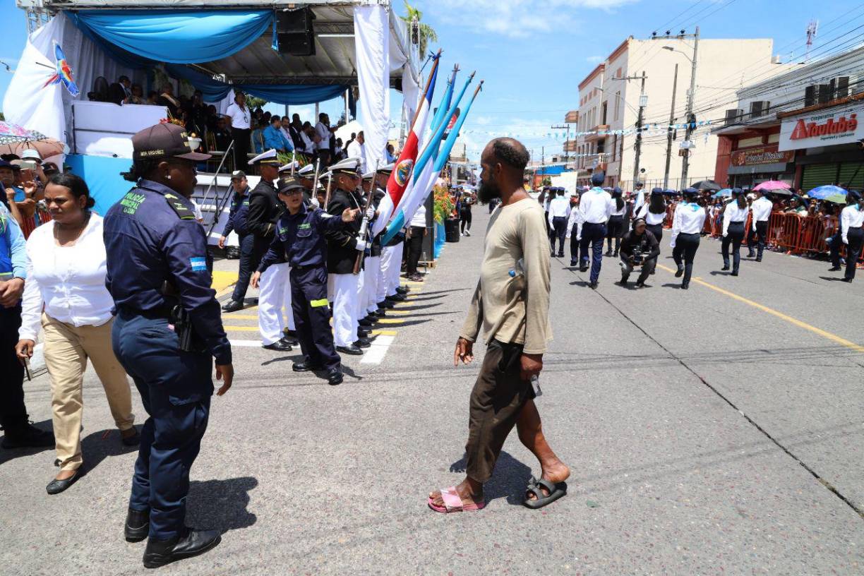 En La Ceiba este hombre se saltó el protocolo y se metió a los desfiles.