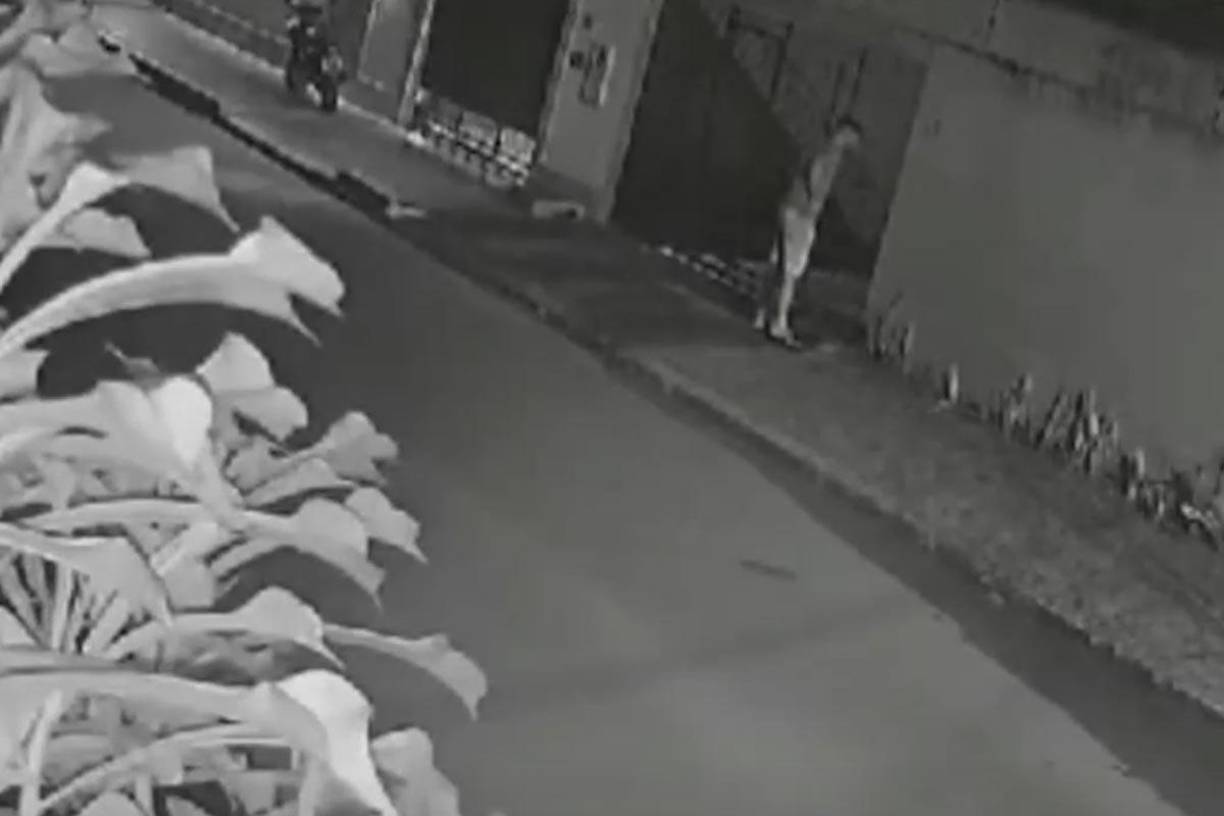 En el video grabado por una cámara de seguridad se puede ver al hombre intentando irrumpir en el lugar. Primero intenta saltar la pared lateral y luego logra saltar la pared de la puerta principal.