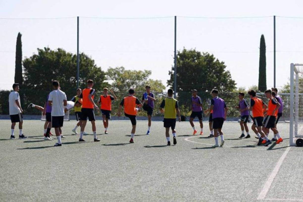 Al momento de ingresar al estadio o cualquier recinto deportivo, los jugadores deben lucir con el uniforme completo, sin audífonos o celulares.
