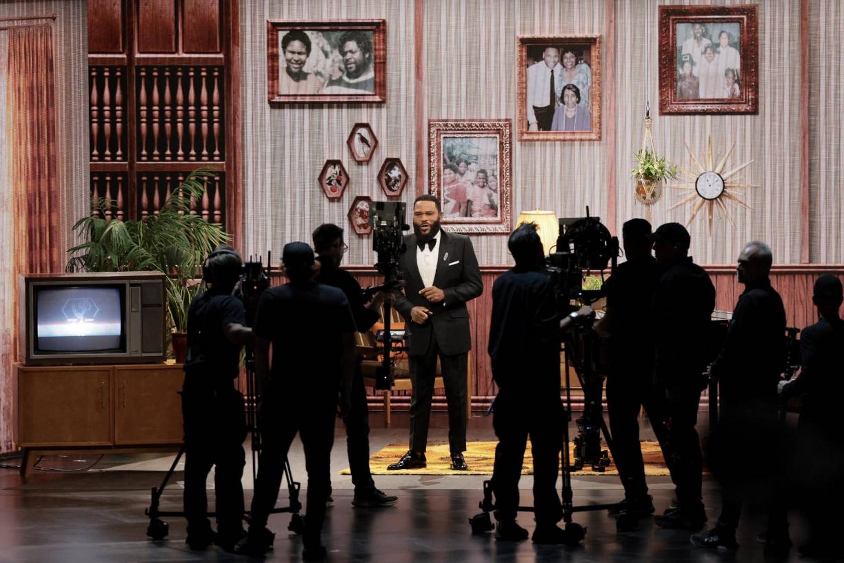 El presentador Anthony Anderson abre la 75a ceremonia anual de los premios Primetime Emmy 