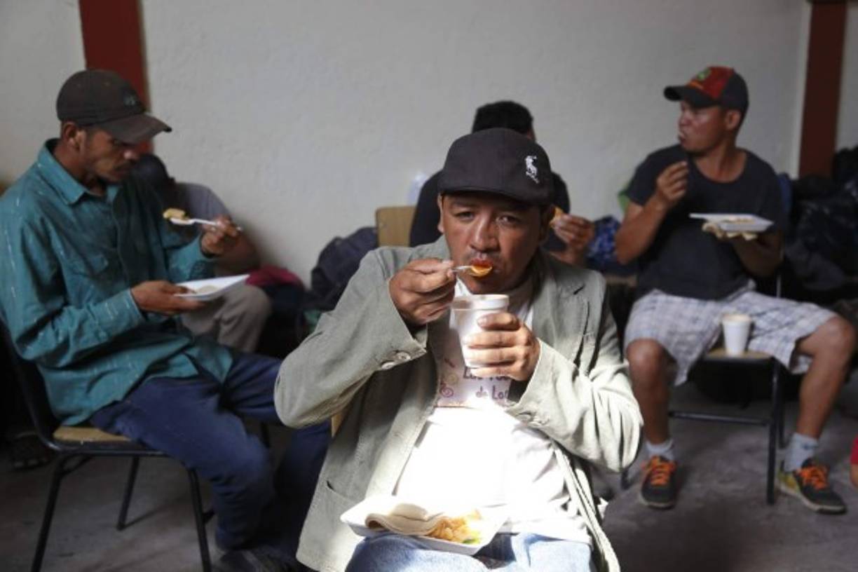 Los migrantes recibieron tortillas con frijoles, café y pan dulce, en una Iglesia que a la vez sirvió como refugio para cientos de indocumentados en la capital mexicana.