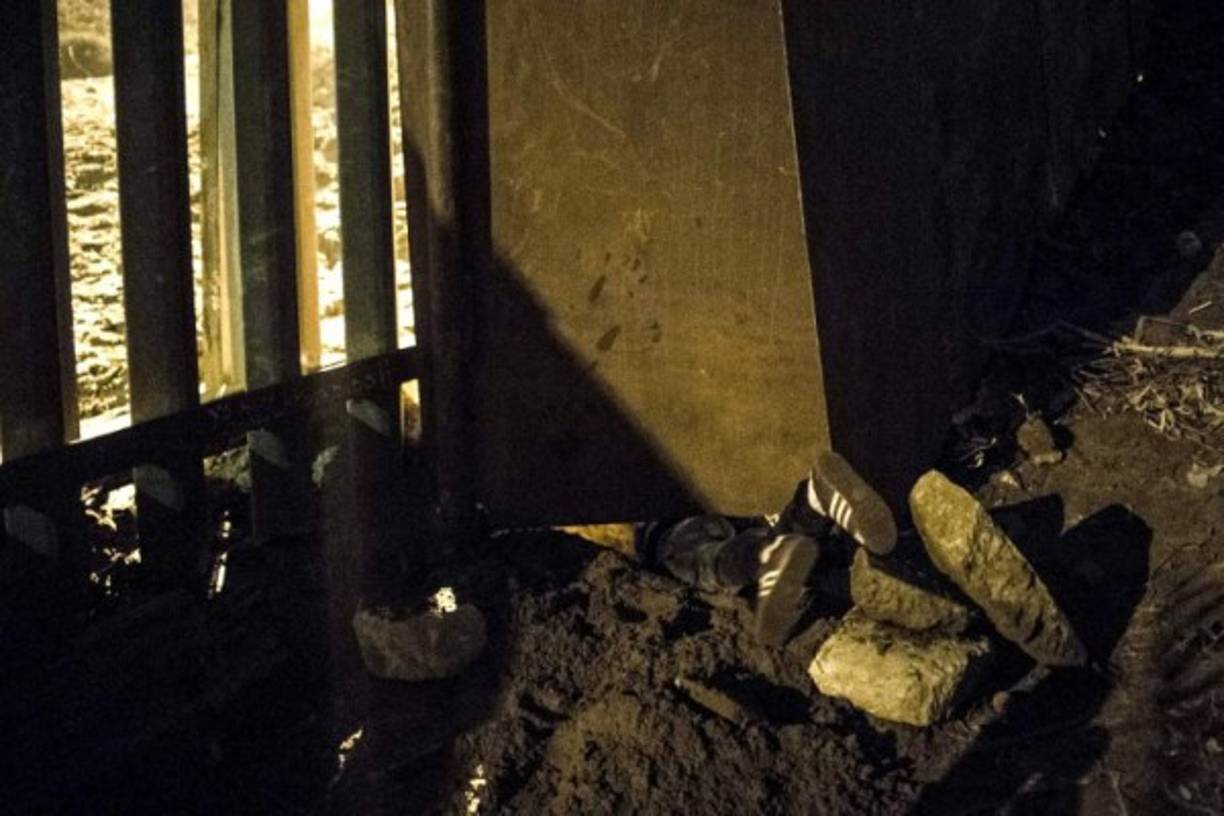 Unos 300 migrantes, entre mujeres, niños y hombres, pernoctaron afuera de la unidad deportiva 'Benito Juárez', donde fue dispuesto por las autoridades municipales un primer albergue que fue desalojado la semana pasada por razones sanitarias y que llegó a acoger más de 6.000 personas.