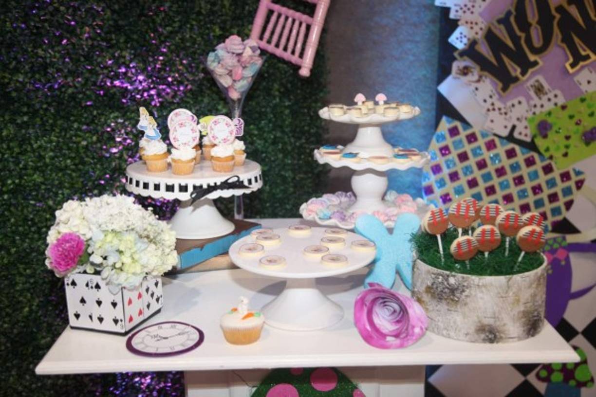 El ambiente de fantasía y magia sorprendió a las invitadas. Desde el más mínimo detalle transportaba a ese mundo de ficción e ilusión que encierra la exitosa historia de “Alicia en el País de las Maravillas”.