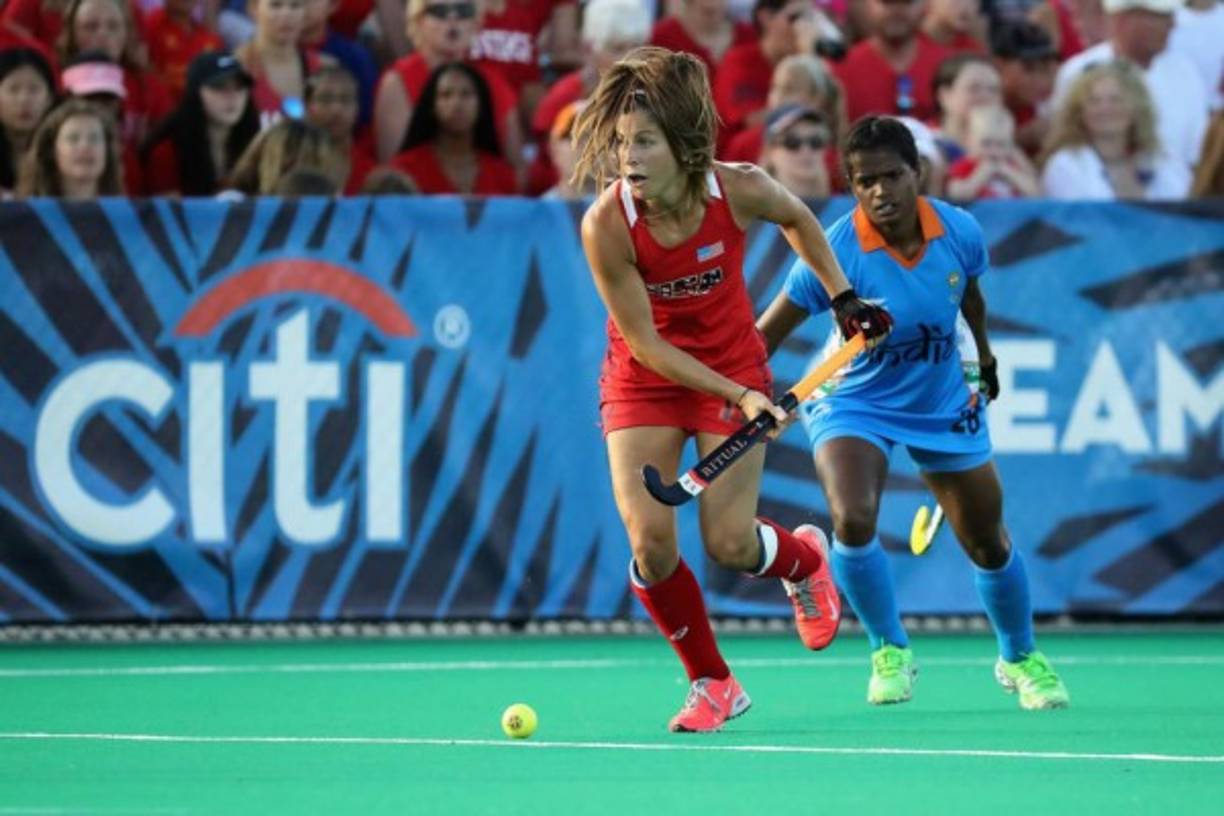 HOCKEY SOBRE HIERBA. Conducción. Katie Reinprecht, de EUA, conduce la pelota contra el equipo de la India, en un partido de hockey sobre hierba, preparatorio para los Juegos Olímpicos.