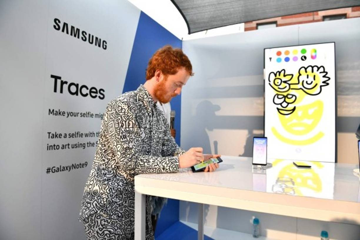 El artista Mr. Doodle demuestra las capacidades gráficas del Note 9 y el lápiz óptico S-Pen.