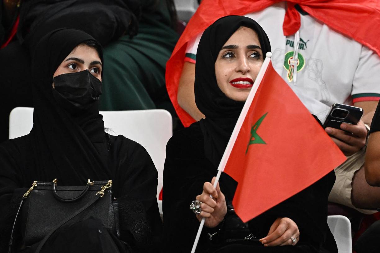 Y las diferentes vestimentas también han cautivado en las graderías.