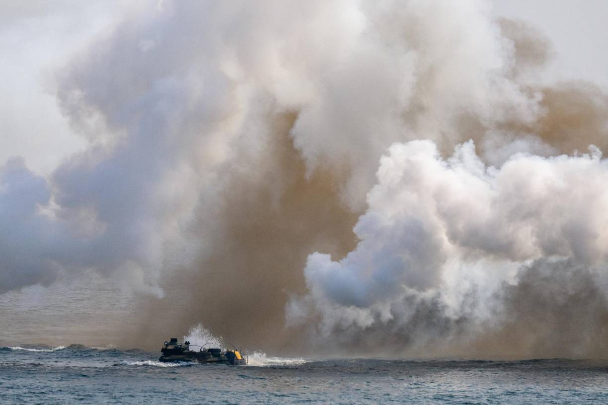Primero fue el turno de los cazas furtivos F-35 que, en un pestañeo, simularon realizar un bombardeo sobre la costa. 