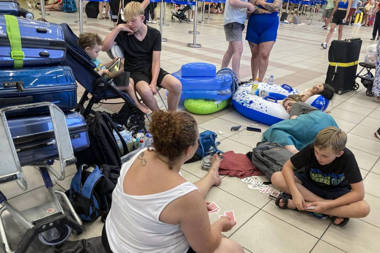 En el vestíbulo de salidas del aeropuerto internacional, muchos viajeros, a la espera de poder regresar a sus países, explican cómo fueron evacuados de los hoteles o de sus residencias vacacionales a orillas del mar Egeo “en unas condiciones de pesadilla”.
