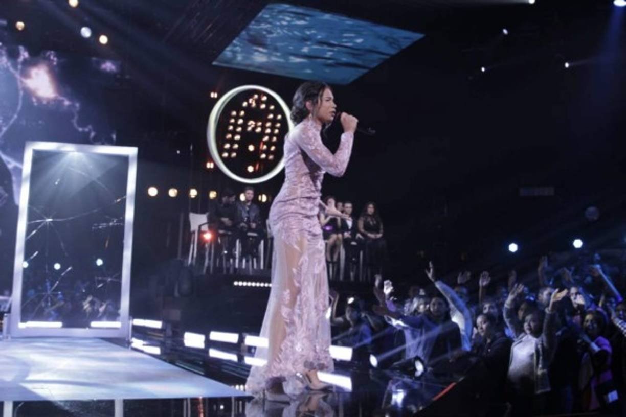 La hondureña no solo tuvo una de las mejores participaciones de 'La Academia' de 2019, Angie lució hermosísima con un vestido semitransparente color lila.