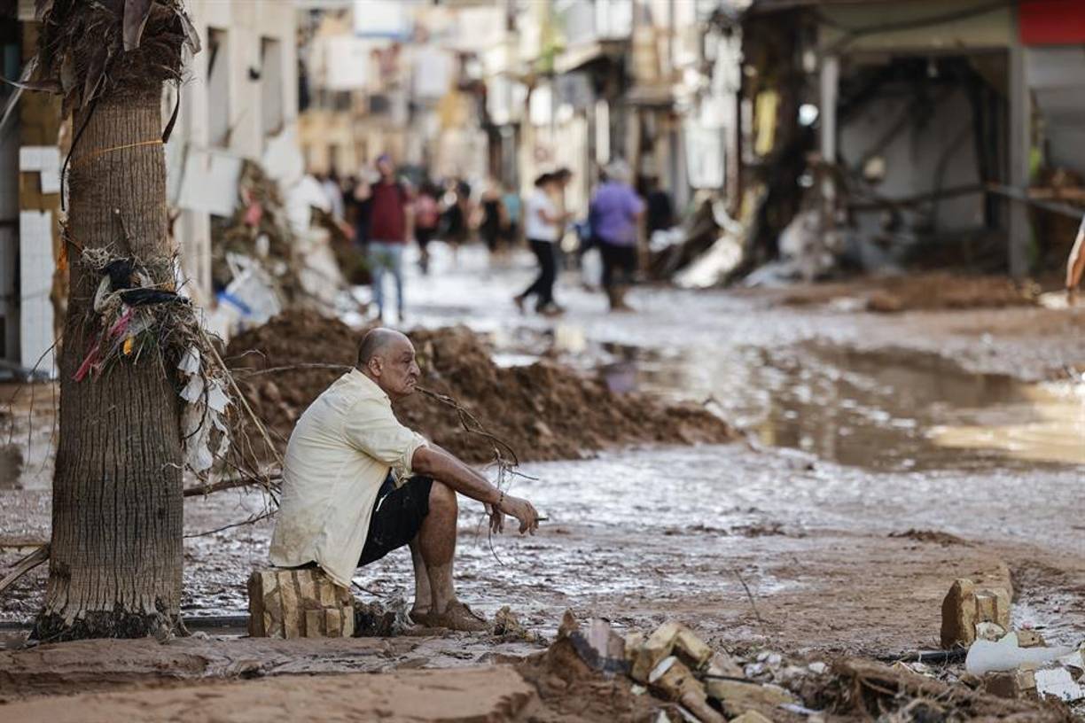 Un hombre observa la desolación en su comunidad tras el paso de la DANA.