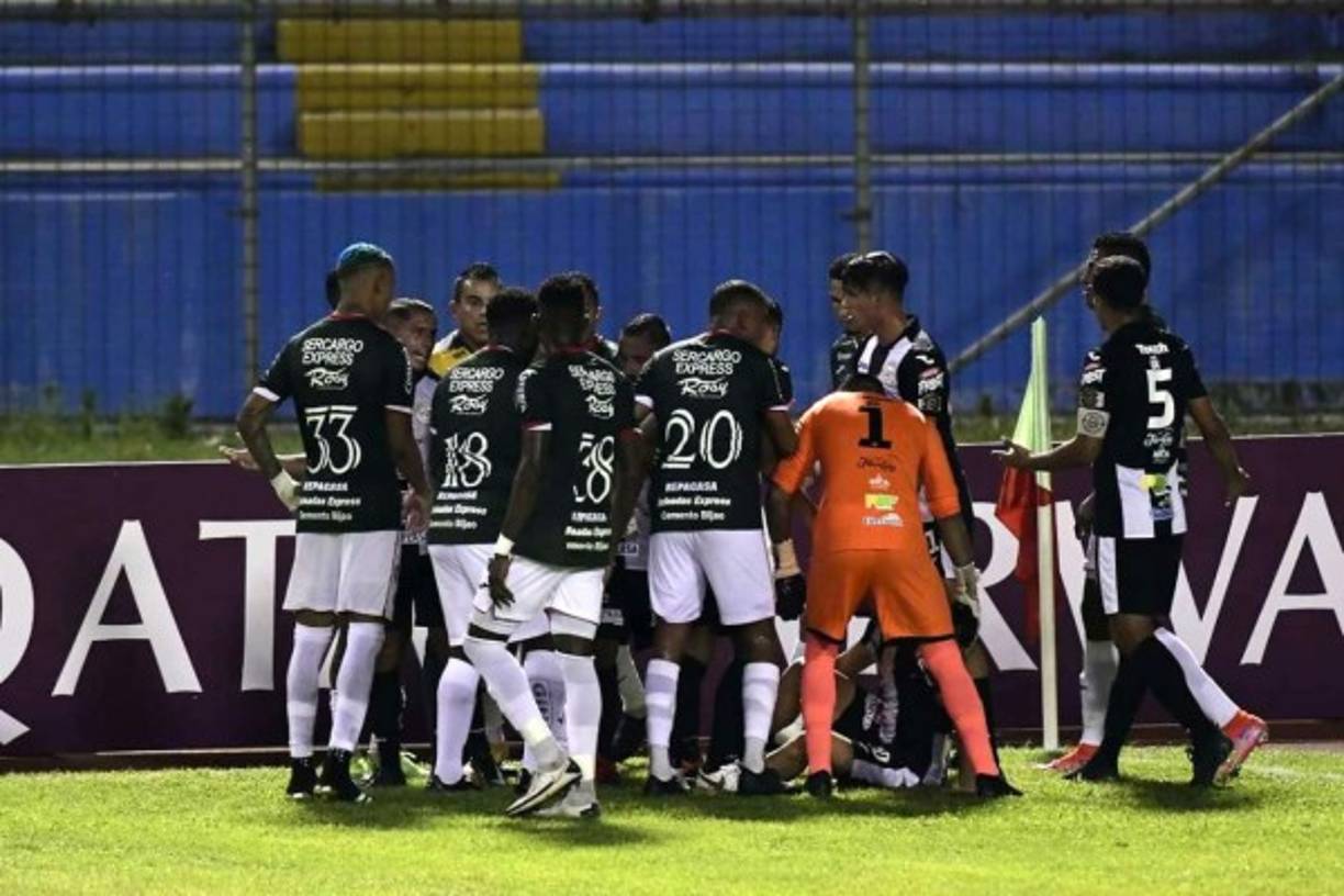 En los últimos segundos del partido se armó otra bronca por una agresión de Cristian Cálix con un jugador del Diriangén.